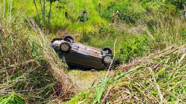Idoso perde controle de veículo e capota na MG-190 em Monte Carmelo