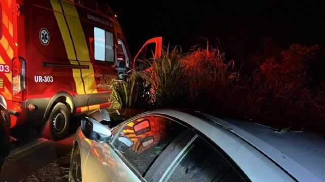 Mulher morre após carro colidir contra guard rail na GO-330, em Ipameri