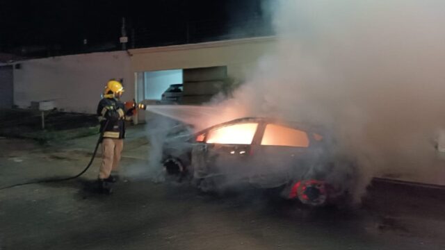 Carro pega fogo na madrugada em Caldas Novas; bombeiros controlam as chamas