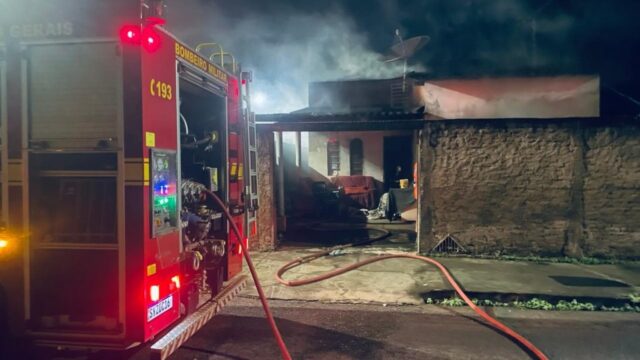 Mulher ateia fogo em próprio quarto e incêndio mobiliza Bombeiros em Araguari