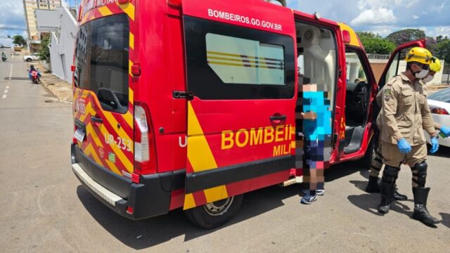 Mulher fica ferida após colisão entre moto e carro em Catalão