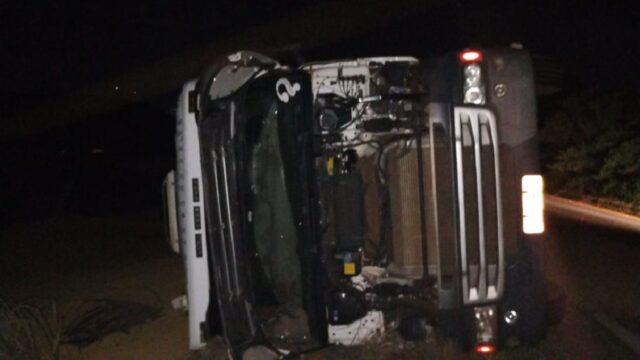 Carreta carregada com soja tomba na GO-330, em Ipameri; motorista abandona o local