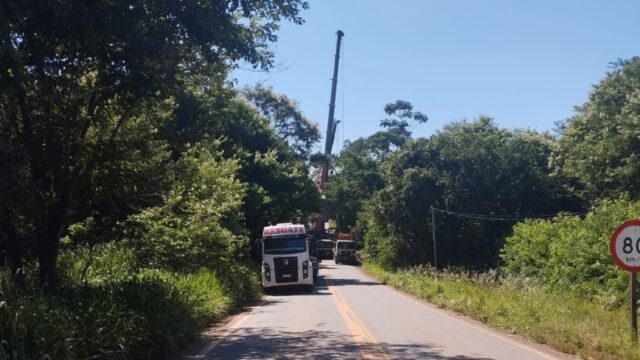 GO-330 é interditada entre Catalão e Ouvidor para retirada de caminhão que caiu em ribanceira