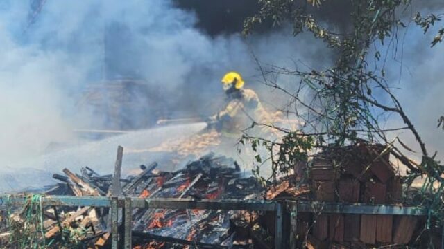 Incêndio atinge depósito de madeira em Araguari e é controlado pelos bombeiros