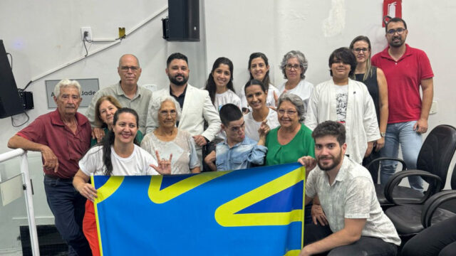 Jovem surdo com paralisia cerebral recebe Moção de Aplausos na Câmara Municipal de Catalão após aprovação na UFCAT