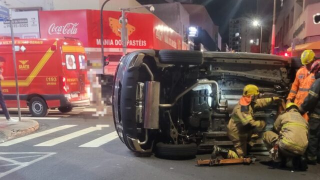Mulher é retirada pelo teto de carro após colisão em cruzamento no centro de Uberlândia