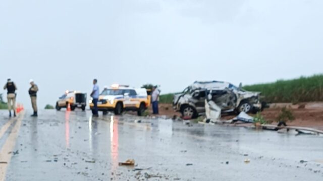 Mulher fica gravemente ferida em colisão entre carro e caminhão na MGC-154, em Ituiutaba