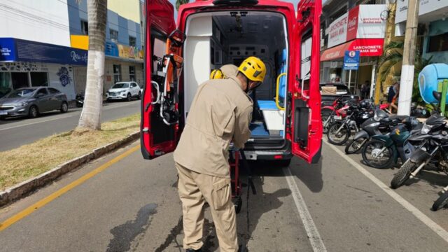 Entregador fica ferido após colisão entre carro e moto em rotatória no Centro de Catalão