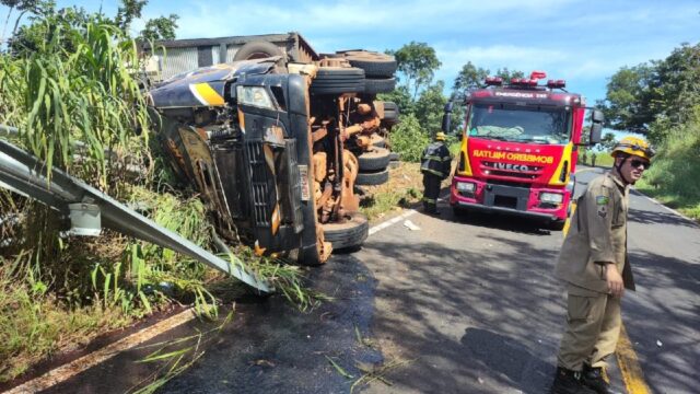 Atualização: Carreta com carga viva capota na GO-213 em Ipameri; motorista morre no local