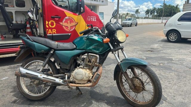 Mulher fica ferida após colisão entre carro e moto em Catalão; motorista fugiu sem prestar socorro