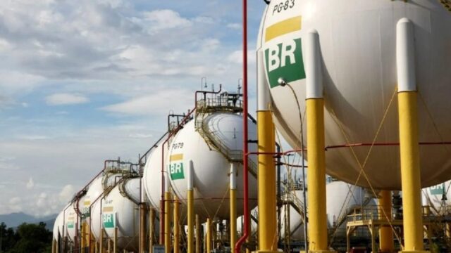 Petrobras reajusta diesel nas distribuidoras e combustível sobe R$ 0,22
