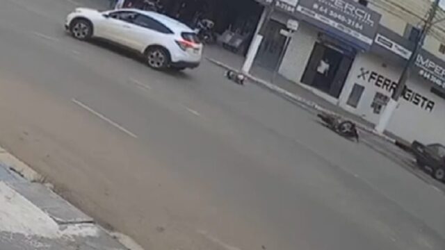 Câmera de segurança flagra acidente entre carro e moto em Catalão; Vídeo