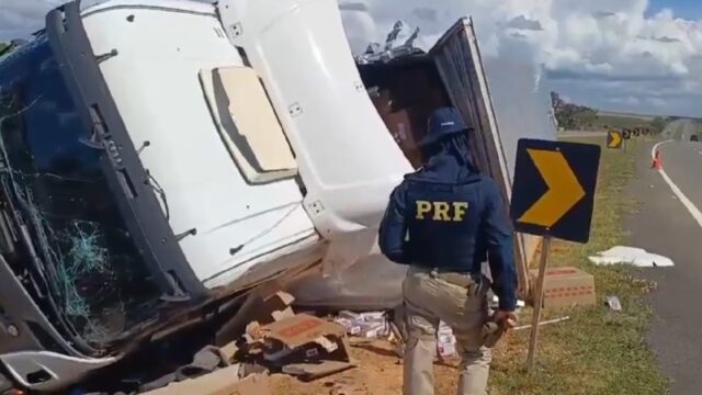 Caminhão com cigarro contrabandeado tomba e parte da carga é saqueada na BR-050 em Campo Alegre de Goiás