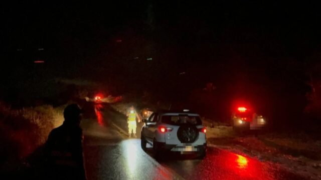 Carro sai da pista e cai em barranco na GO-217, entre Caldas Novas e Piracanjuba; criança é arremessada a 30 metros