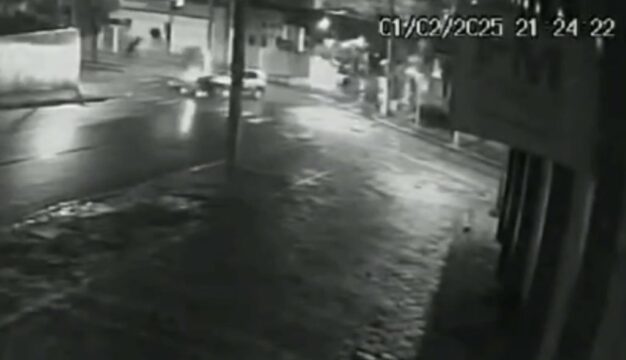 Câmera de monitoramento registra momento exato de acidente entre carro e moto na região central de Catalão; assista vídeo