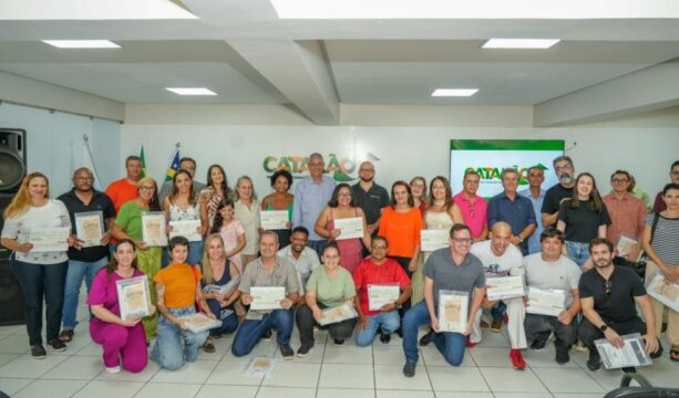 Prefeitura de Catalão entrega recursos a 38 fazedores de cultura com investimento de R$ 796 mil
