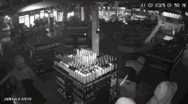VÍDEO: Gangue invade supermercado, destrói vitrine e furta bebidas de alto valor em Uberlândia/MG