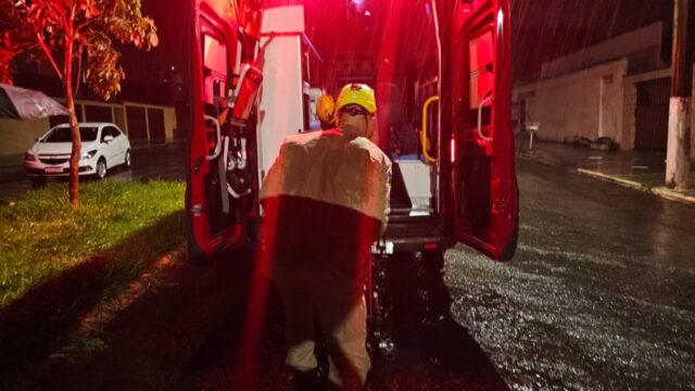 Mulher fica ferida em acidente entre carro e moto em Catalão