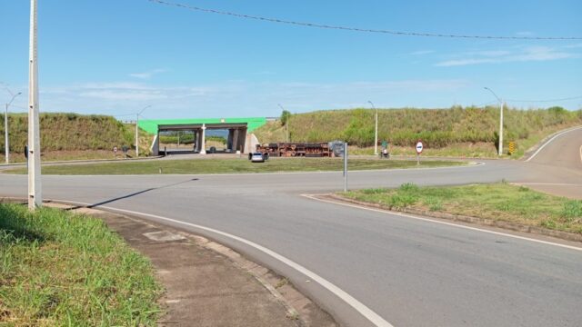 Caminhão tomba em rotatória na BR-050, em Pires Belo