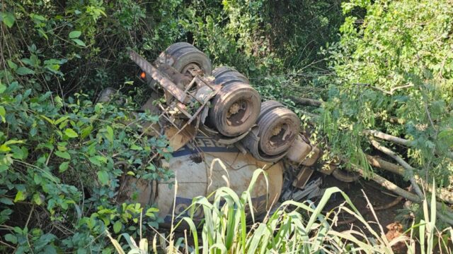 Caminhão betoneira sai da pista e cai em ribanceira na GO-330, entre Catalão e Ouvidor
