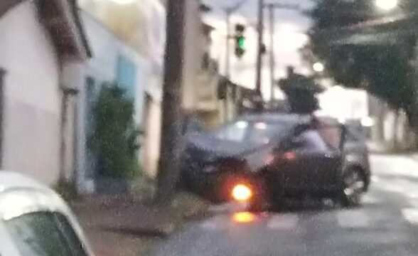 Motorista perde o controle e bate em poste de energia em Catalão