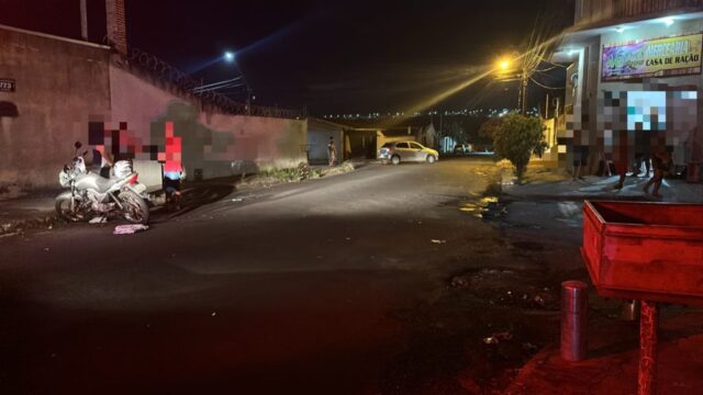 Adolescente é atropelado ao atravessar rua em Catalão e sofre fratura na perna