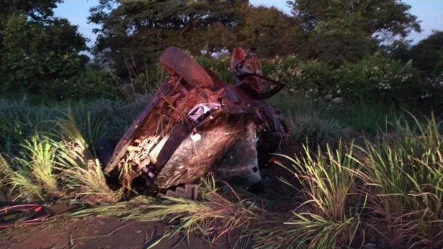 Casal fica ferido após carro capotar na MG-455, entre Uberlândia e Campo Florido