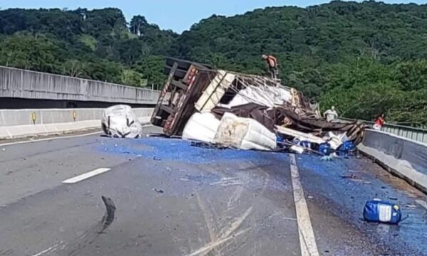Carreta tomba sobre a Ponte Estelita Campos e interdita BR-050