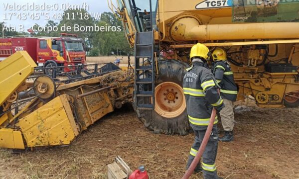 Bombeiros controlam princípio de incêndio em colheitadeira na GO-330, em Ipameri