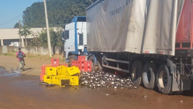 Carreta derruba carga de garrafas de vidro na BR-050, em Catalão
