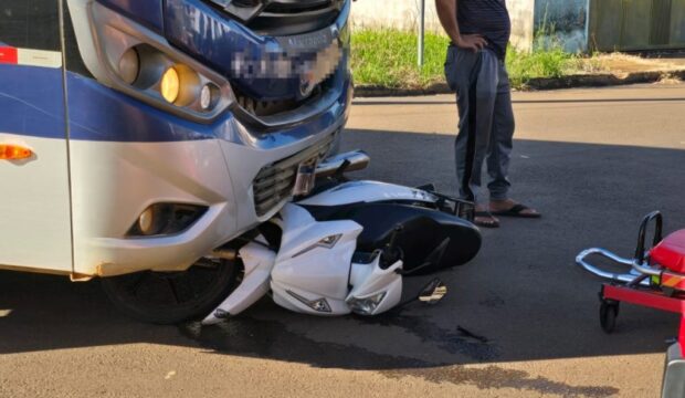 Casal fica ferido em acidente entre moto e ônibus em Catalão; gestante foi encaminhada ao hospital