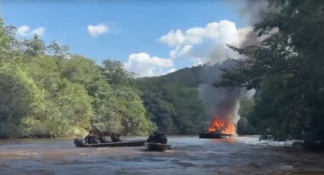 Polícia Militar Ambiental inutiliza balsa usada em garimpo ilegal no Rio do Peixe, em Santa Cruz de Goiás