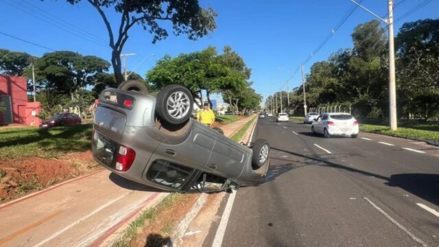 Carro capota na Avenida Anselmo Alves dos Santos em Uberlândia