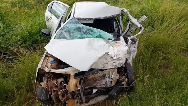 Carro fica destruído depois de bater em caminhão na MGC-497 em Uberlândia