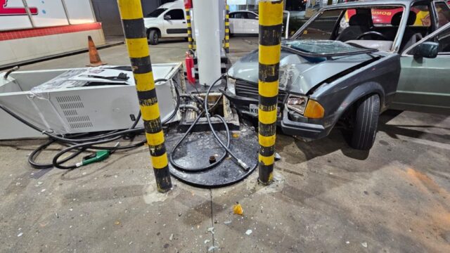 Acidente em Catalão: Carro desgovernado colide contra bomba de combustível