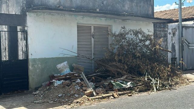 Moradores de Catalão denunciam abandono de lotes e acúmulo de lixo em calçadas da Vila Mutirão