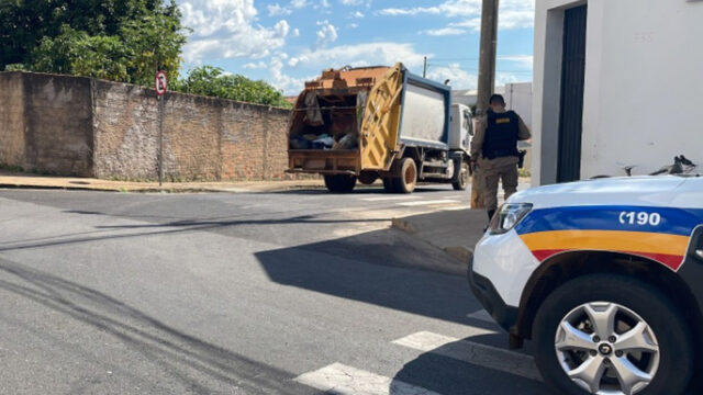 Caminhão de lixo atropela pedestre que usava celular ao atravessar a rua em Patrocínio