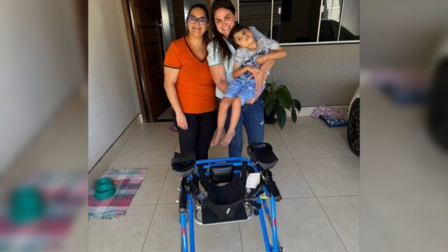 Secretaria de Assistência Social de Nova Aurora doa andador dinâmico para criança com necessidades especiais