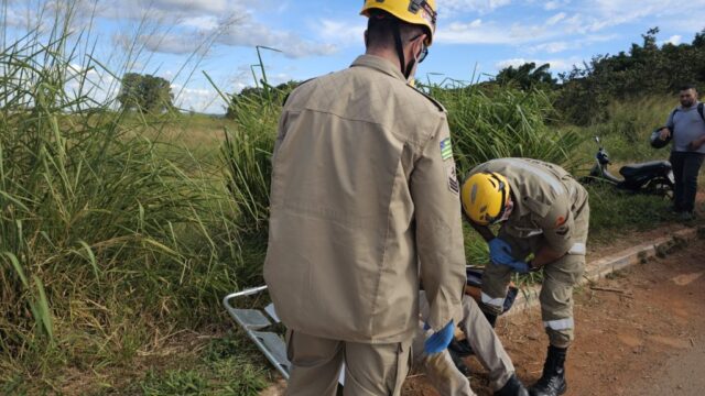 Motociclista de 22 anos fica ferido após colisão com carro em Catalão