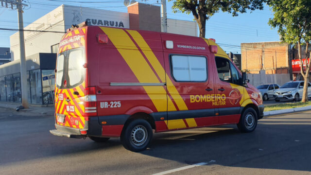 Mulher fica ferida após colisão entre moto e picape em avenida de Catalão