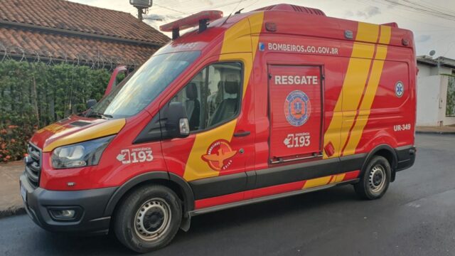 Homem fica ferido após colisão entre carro e moto em Catalão