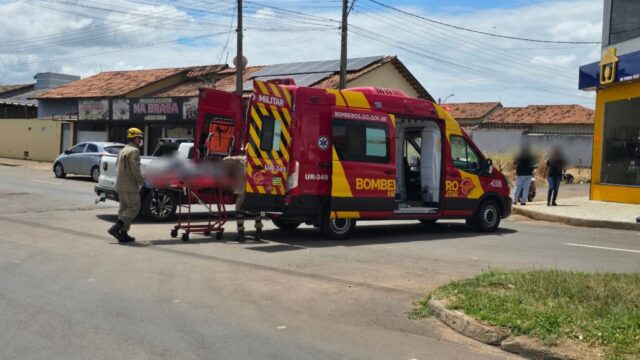 Mulher fica ferida em colisão entre carro e moto no bairro Castelo Branco, em Catalão