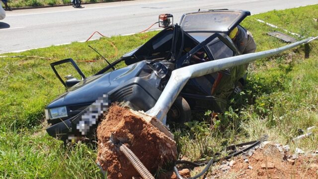Idoso fica preso nas ferragens após colidir contra poste na GO-330, em Catalão