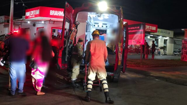 Casal fica ferido após queda de moto causada por óleo na pista em Catalão