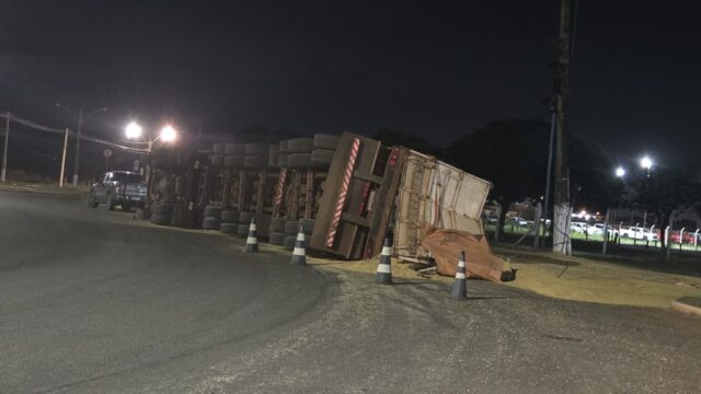 Carreta carregada de soja tomba em rotatória no setor Industrial Dimic, em Catalão