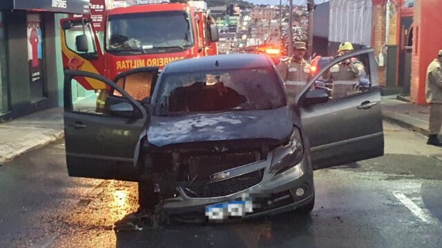 Carro pega fogo em Catalão e mobiliza bombeiros; ninguém se feriu