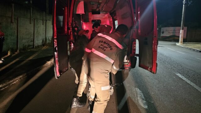 Jovem fica gravemente ferida após moto bater na lateral de utilitário estacionado em Catalão