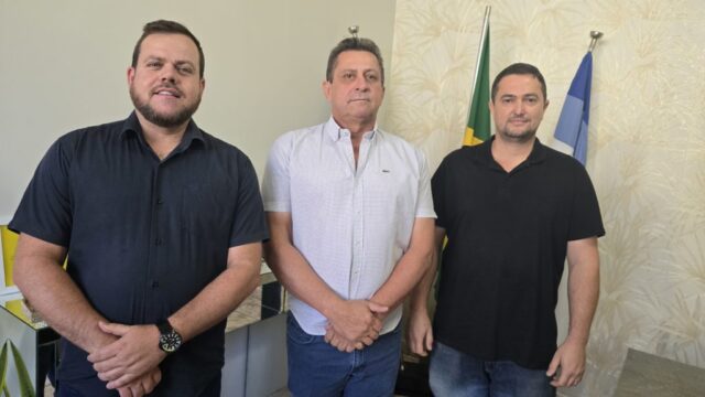 Prefeito Júnior Pimenta e vice Danilo Araújo anunciam reajuste de 10% para servidores municipais em Nova Aurora