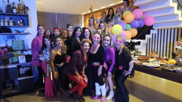 Empresária de Catalão comemora aniversário com festa temática dos anos 80