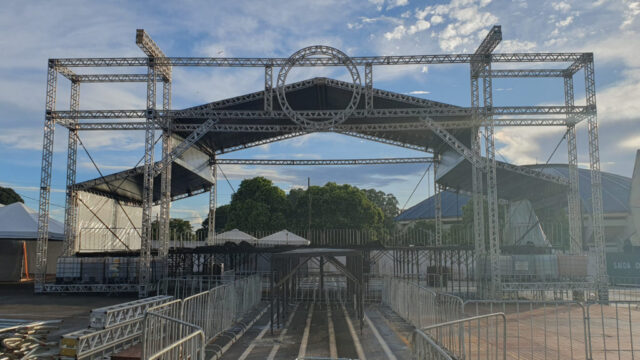 Megaestrutura está sendo montada para show de Hugo & Guilherme em Catalão; evento será neste sábado (29)